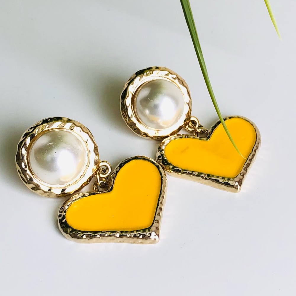 🟢3/$25 | Statement heart earrings - Picture 1 of 4